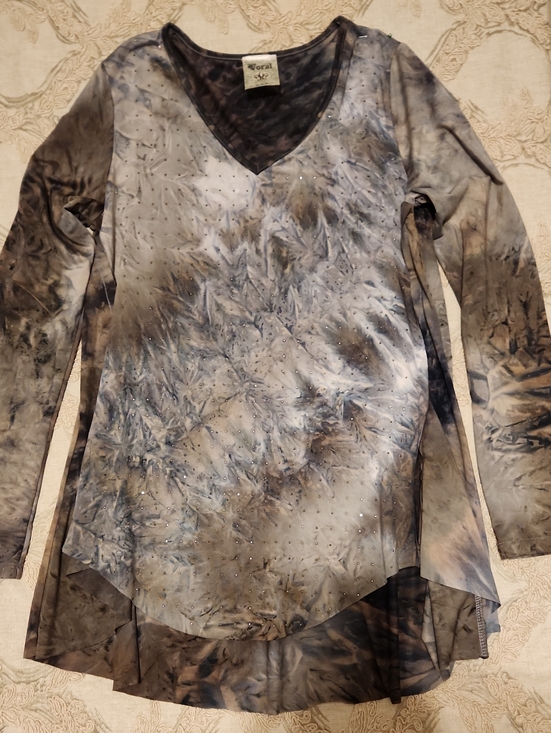 Vocal Tops - Vocal Long Sleeve V-Neck Tie-Dye Top in Gray and Brownsz L